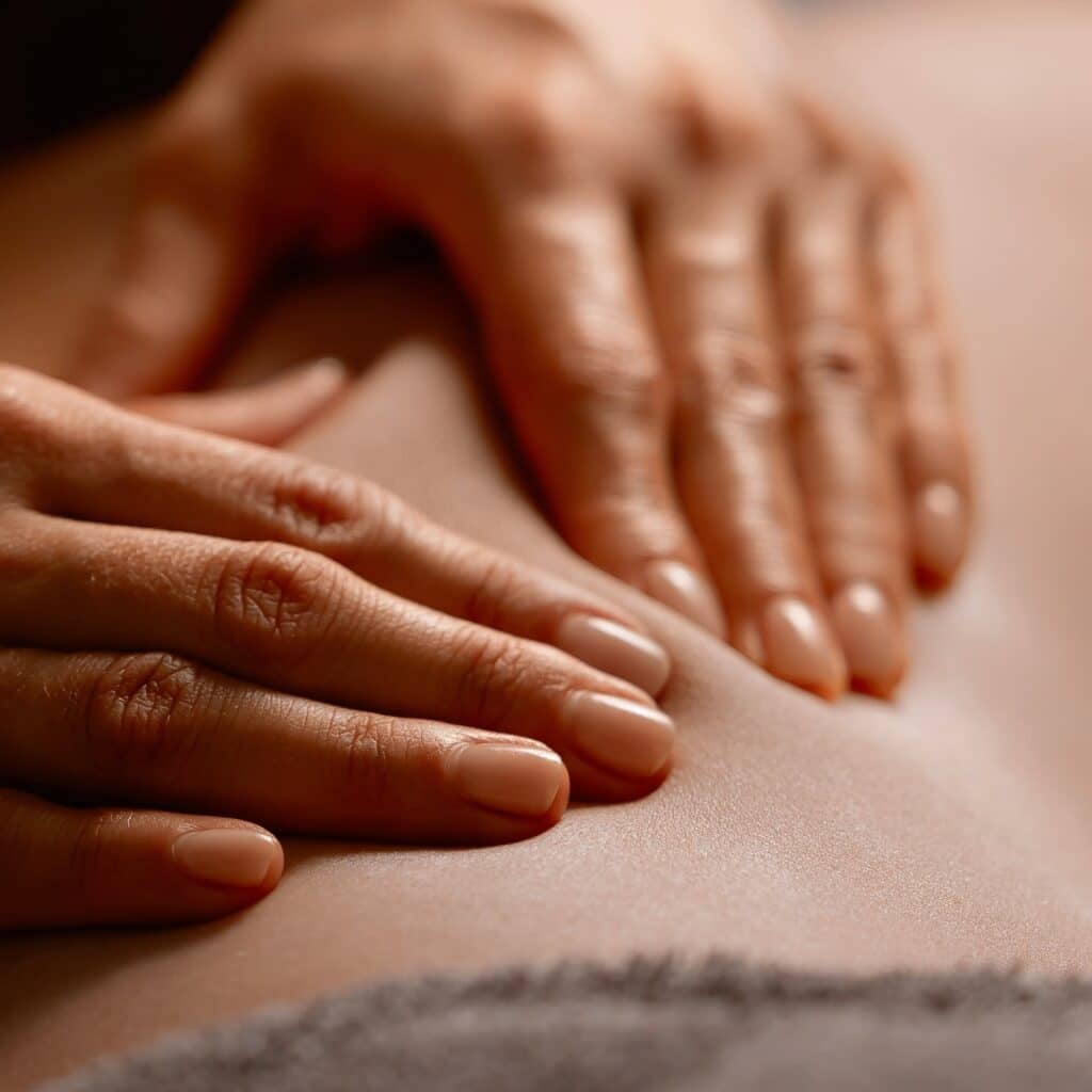 Massage Bien-être : Détente et Soin Corporel en Spa Mains pratiquant un massage relaxant sur une peau douce, évoquant le bien-être et les soins professionnels en spa.