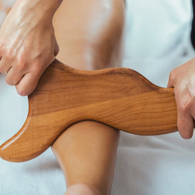 Massage Bois Drainage Lymphatique et Relaxation Musculaire Massage des jambes avec un outil en bois sculpté pour le drainage lymphatique et la relaxation musculaire.